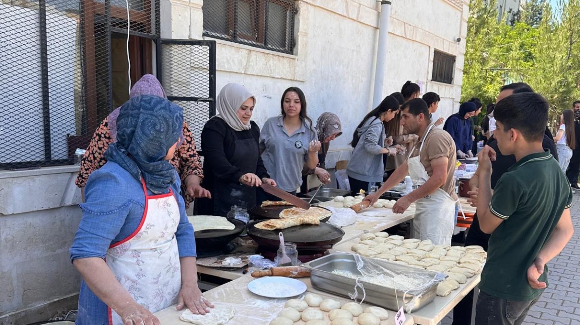 OKULUMUZDA  RESİM SERGİSİ VE GAZZE'YE DESTEK KERMESİNİ GERÇEKLEŞTİRDİK